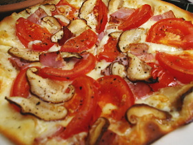 トマト、ベーコン、しいたけのピザ