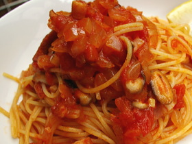 トマトとベーコンと玉ねぎとしいたけのスパゲッティ